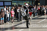 Motorrad-Stunts in der BMW Wekt am Ostersonntag und -montag (©Foto. Martin Schmitz)